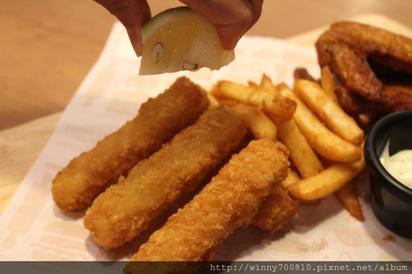 TINO'S PIZZA CAFE 堤諾比薩(莊敬門市)：台北/信義 義式自然發酵甜在星PIZZA，香Q有食趣!【TINO'S PIZZA CAFE堤諾比薩】（莊敬店）捷運101/世貿站