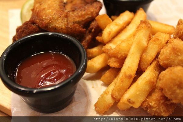 TINO'S PIZZA CAFE 堤諾比薩(莊敬門市)：台北/信義 義式自然發酵甜在星PIZZA，香Q有食趣!【TINO'S PIZZA CAFE堤諾比薩】（莊敬店）捷運101/世貿站