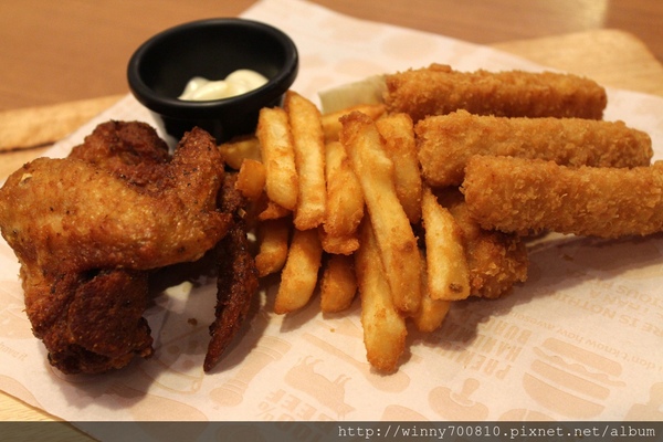 TINO'S PIZZA CAFE 堤諾比薩(莊敬門市)：台北/信義 義式自然發酵甜在星PIZZA，香Q有食趣!【TINO'S PIZZA CAFE堤諾比薩】（莊敬店）捷運101/世貿站