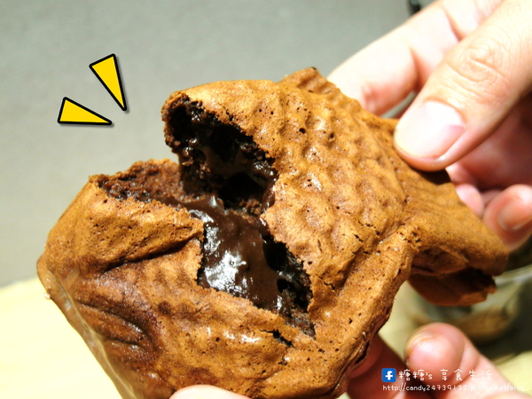 金帛霜淇淋專賣店:〖台中│美食〗金帛霜淇淋專賣店 ❤ 令人溶化的熔岩鯛魚燒新上市!!可可外皮搭配香濃可可醬及香脆榛果,滋味香甜不膩,層次豐富,令人愛不釋手的美味!!