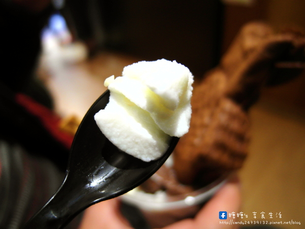 金帛霜淇淋專賣店:〖台中│美食〗金帛霜淇淋專賣店 ❤ 令人溶化的熔岩鯛魚燒新上市!!可可外皮搭配香濃可可醬及香脆榛果,滋味香甜不膩,層次豐富,令人愛不釋手的美味!!