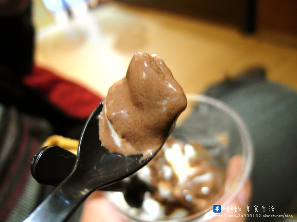 金帛霜淇淋專賣店:〖台中│美食〗金帛霜淇淋專賣店 ❤ 令人溶化的熔岩鯛魚燒新上市!!可可外皮搭配香濃可可醬及香脆榛果,滋味香甜不膩,層次豐富,令人愛不釋手的美味!!