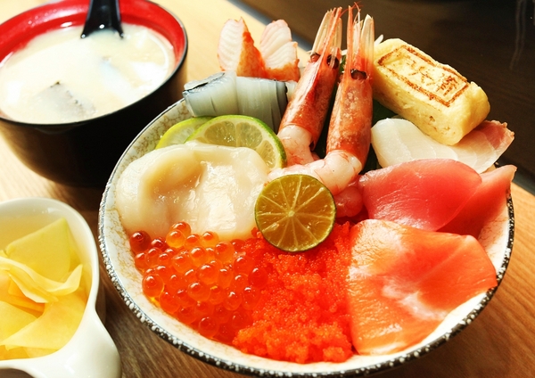 宇兵衛壽司：【高雄】鮭魚卵差點滿出來的超猛丼飯．宇兵衛壽司．桑尼瘦不了