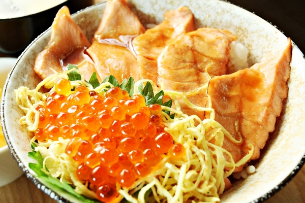 宇兵衛壽司：【高雄】鮭魚卵差點滿出來的超猛丼飯．宇兵衛壽司．桑尼瘦不了