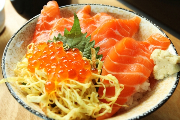 宇兵衛壽司：【高雄】鮭魚卵差點滿出來的超猛丼飯．宇兵衛壽司．桑尼瘦不了