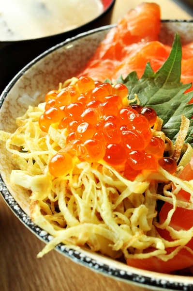 宇兵衛壽司：【高雄】鮭魚卵差點滿出來的超猛丼飯．宇兵衛壽司．桑尼瘦不了