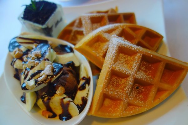 左岸巴黎香草人文咖啡館：1031220[官本金文愛台灣]台中市北屯區二訪左岸巴黎香草人文咖啡館美味下午茶鬆餅輕鬆悠閒過週末