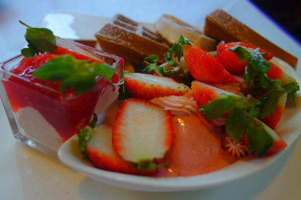 左岸巴黎香草人文咖啡館：1031220[官本金文愛台灣]台中市北屯區二訪左岸巴黎香草人文咖啡館美味下午茶鬆餅輕鬆悠閒過週末