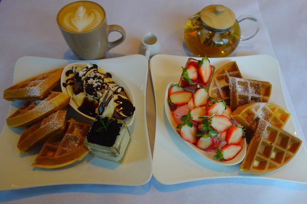 左岸巴黎香草人文咖啡館：1031220[官本金文愛台灣]台中市北屯區二訪左岸巴黎香草人文咖啡館美味下午茶鬆餅輕鬆悠閒過週末