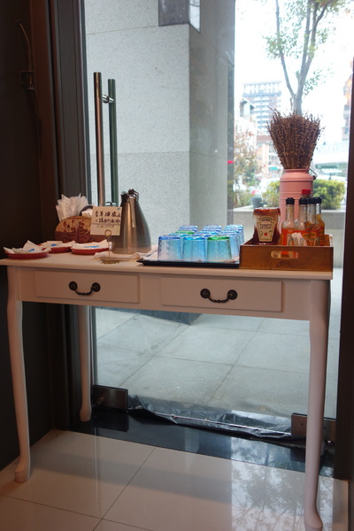 左岸巴黎香草人文咖啡館：1031220[官本金文愛台灣]台中市北屯區二訪左岸巴黎香草人文咖啡館美味下午茶鬆餅輕鬆悠閒過週末