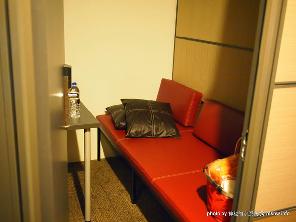 NEOSOHO 萬邦個旅商務：【景點】台北NEOSOHO Taiwan 萬邦個旅商務中心@中正捷運MRT台北車站 : 區位便捷完善,環境舒服乾淨,適合短暫休憩與包車旅遊的膠囊旅館進化版!