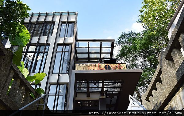 媽媽嘴咖啡(淡水樂活店)：♥淡水媽媽嘴咖啡-隱身樹林的幽靜