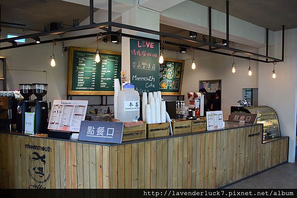 媽媽嘴咖啡(淡水樂活店)：♥淡水媽媽嘴咖啡-隱身樹林的幽靜