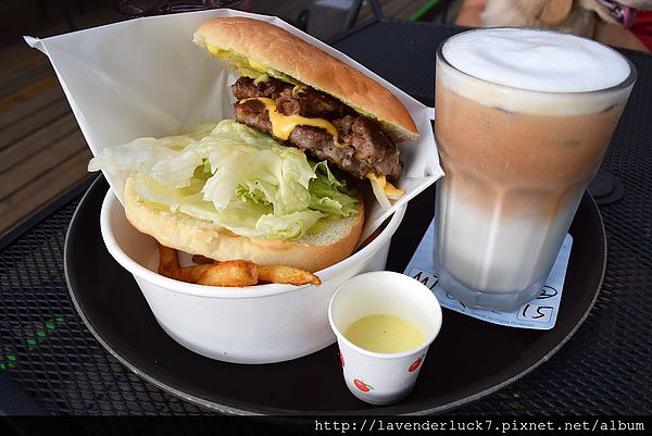 媽媽嘴咖啡(淡水樂活店)：♥淡水媽媽嘴咖啡-隱身樹林的幽靜