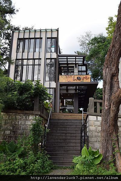 媽媽嘴咖啡(淡水樂活店)：♥淡水媽媽嘴咖啡-隱身樹林的幽靜