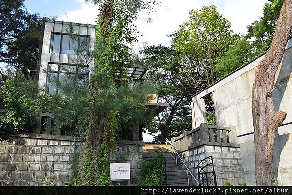 媽媽嘴咖啡(淡水樂活店)：♥淡水媽媽嘴咖啡-隱身樹林的幽靜