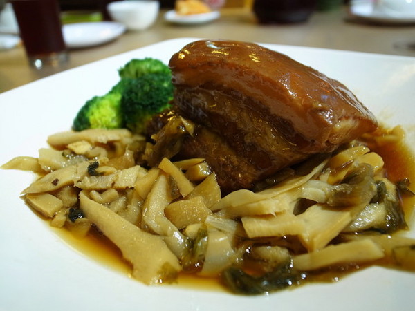 鼎馨棧復創美食館：＜台中｜北屯＞鼎馨棧復創美食館～古早台港式拿手菜料理～復古風＊經典合菜