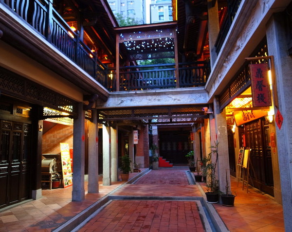 鼎馨棧復創美食館：＜台中｜北屯＞鼎馨棧復創美食館～古早台港式拿手菜料理～復古風＊經典合菜