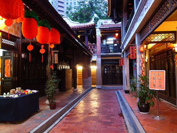 鼎馨棧復創美食館：＜台中｜北屯＞鼎馨棧復創美食館～古早台港式拿手菜料理～復古風＊經典合菜