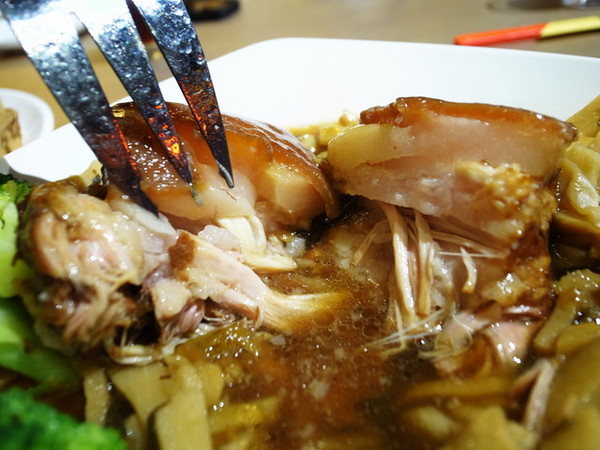 鼎馨棧復創美食館：＜台中｜北屯＞鼎馨棧復創美食館～古早台港式拿手菜料理～復古風＊經典合菜