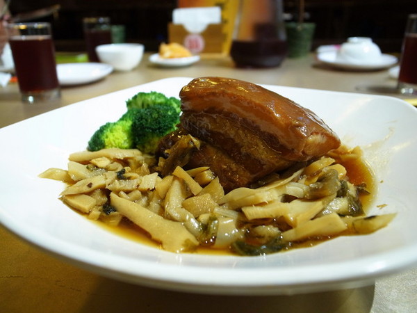 鼎馨棧復創美食館：＜台中｜北屯＞鼎馨棧復創美食館～古早台港式拿手菜料理～復古風＊經典合菜