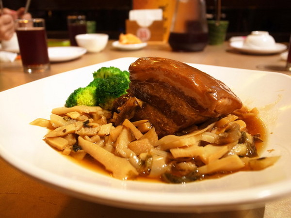 鼎馨棧復創美食館：＜台中｜北屯＞鼎馨棧復創美食館～古早台港式拿手菜料理～復古風＊經典合菜