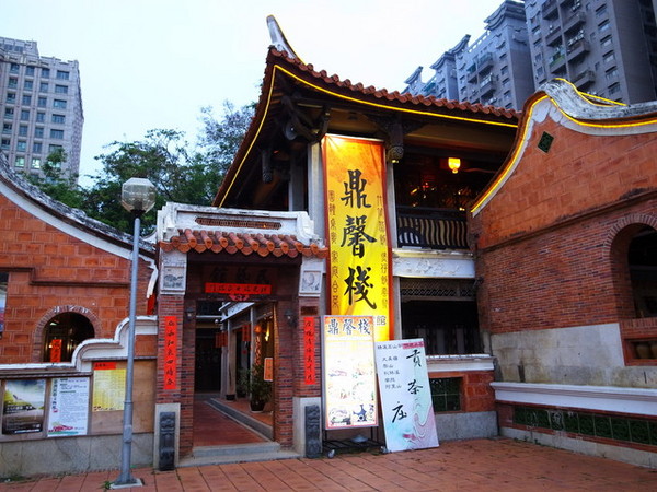 鼎馨棧復創美食館：＜台中｜北屯＞鼎馨棧復創美食館～古早台港式拿手菜料理～復古風＊經典合菜