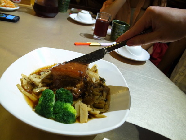鼎馨棧復創美食館：＜台中｜北屯＞鼎馨棧復創美食館～古早台港式拿手菜料理～復古風＊經典合菜