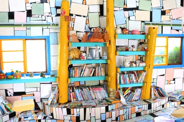 口湖成龍集會所：【雲林景點】雲林口湖成龍集會所~天藍色海底建築彩繪~彩色繽紛拼盤閱讀室