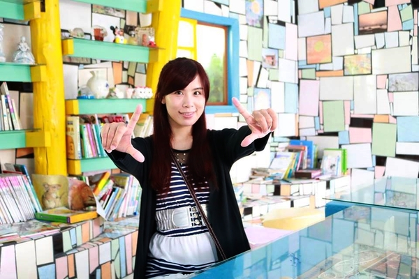 口湖成龍集會所：【雲林景點】雲林口湖成龍集會所~天藍色海底建築彩繪~彩色繽紛拼盤閱讀室