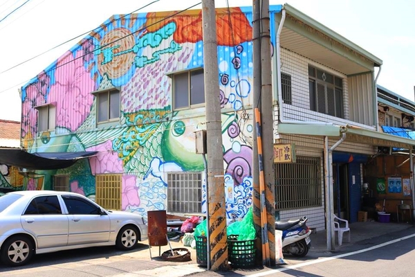 口湖成龍集會所：【雲林景點】雲林口湖成龍集會所~天藍色海底建築彩繪~彩色繽紛拼盤閱讀室