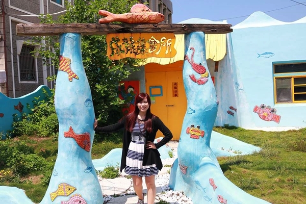 口湖成龍集會所：【雲林景點】雲林口湖成龍集會所~天藍色海底建築彩繪~彩色繽紛拼盤閱讀室