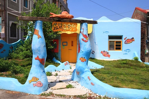 口湖成龍集會所：【雲林景點】雲林口湖成龍集會所~天藍色海底建築彩繪~彩色繽紛拼盤閱讀室