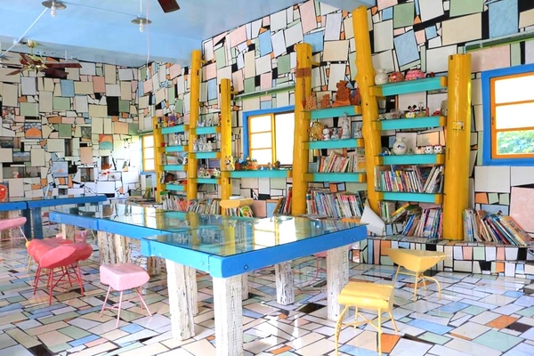 口湖成龍集會所：【雲林景點】雲林口湖成龍集會所~天藍色海底建築彩繪~彩色繽紛拼盤閱讀室