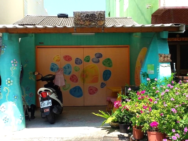 口湖成龍集會所：【雲林景點】雲林口湖成龍集會所~天藍色海底建築彩繪~彩色繽紛拼盤閱讀室