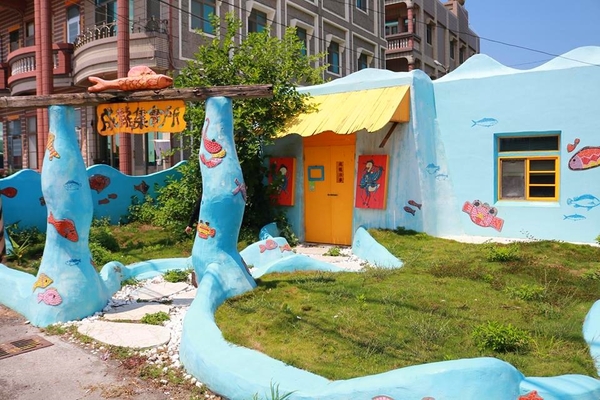 口湖成龍集會所：【雲林景點】雲林口湖成龍集會所~天藍色海底建築彩繪~彩色繽紛拼盤閱讀室