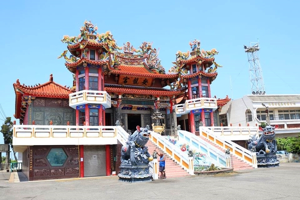 口湖成龍集會所：【雲林景點】雲林口湖成龍集會所~天藍色海底建築彩繪~彩色繽紛拼盤閱讀室