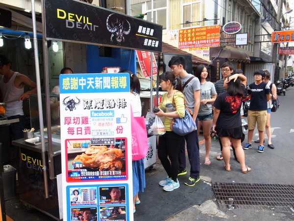 惡魔雞排:<台中|龍井>夜賣700片的雞排~惡魔的誘惑???東海夜市厚切雞排~惡魔雞排