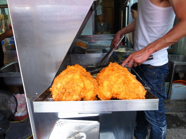 惡魔雞排:<台中|龍井>夜賣700片的雞排~惡魔的誘惑???東海夜市厚切雞排~惡魔雞排