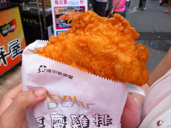 惡魔雞排:<台中|龍井>夜賣700片的雞排~惡魔的誘惑???東海夜市厚切雞排~惡魔雞排