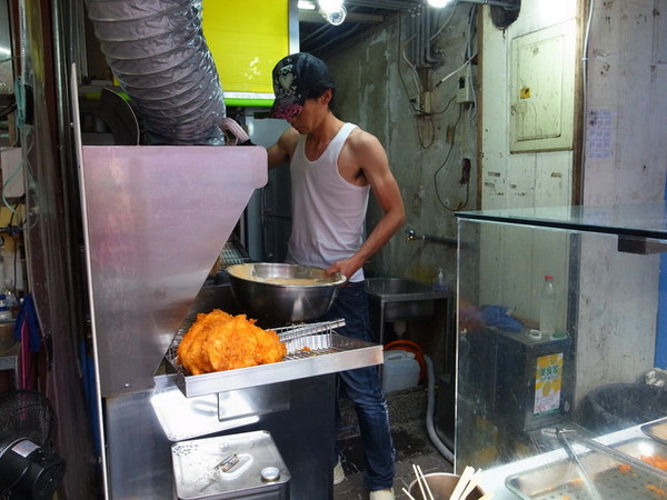 惡魔雞排:<台中|龍井>夜賣700片的雞排~惡魔的誘惑???東海夜市厚切雞排~惡魔雞排