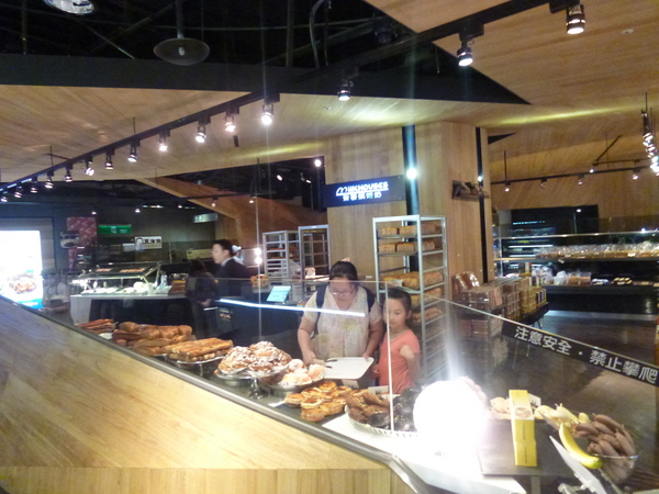 米哥烘培坊:【台中西區】勤美誠品,我只是不小心手滑之三款草莓麵包+麻糬-米哥烘培坊