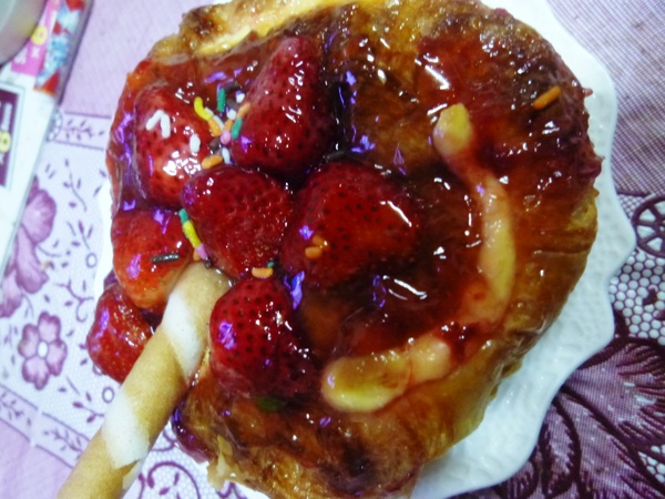 米哥烘培坊:【台中西區】勤美誠品,我只是不小心手滑之三款草莓麵包+麻糬-米哥烘培坊