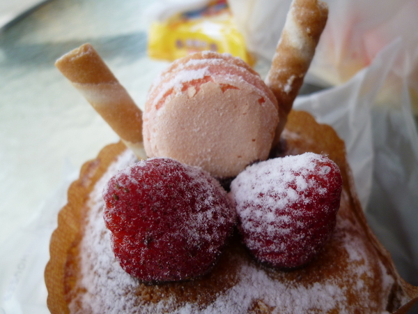 米哥烘培坊:【台中西區】勤美誠品,我只是不小心手滑之三款草莓麵包+麻糬-米哥烘培坊