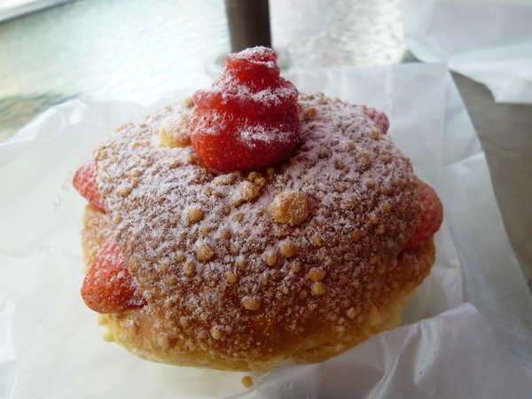 米哥烘培坊:【台中西區】勤美誠品,我只是不小心手滑之三款草莓麵包+麻糬-米哥烘培坊