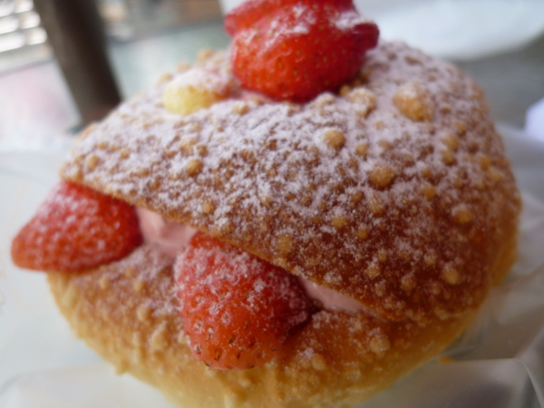 米哥烘培坊:【台中西區】勤美誠品,我只是不小心手滑之三款草莓麵包+麻糬-米哥烘培坊