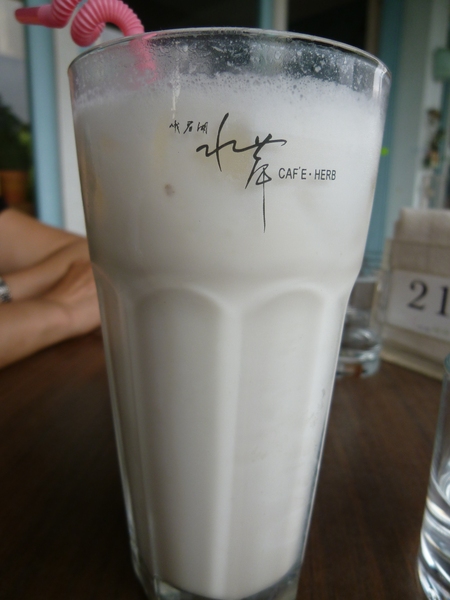 峨嵋湖水岸咖啡香草園：【新竹峨嵋】花草叢生，不上不下的廢墟感也是一種美？－峨嵋湖水岸咖啡香草園