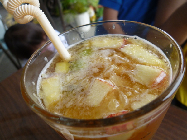 峨嵋湖水岸咖啡香草園：【新竹峨嵋】花草叢生，不上不下的廢墟感也是一種美？－峨嵋湖水岸咖啡香草園