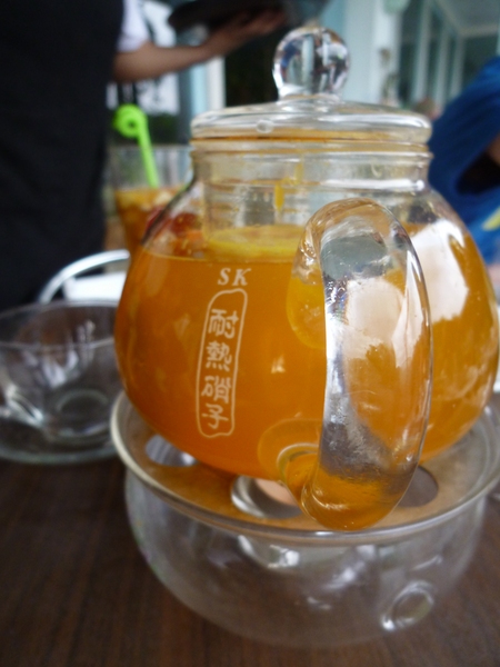 峨嵋湖水岸咖啡香草園：【新竹峨嵋】花草叢生，不上不下的廢墟感也是一種美？－峨嵋湖水岸咖啡香草園