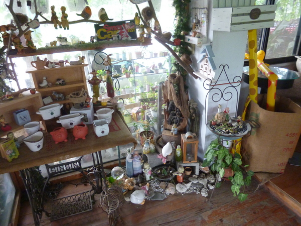 峨嵋湖水岸咖啡香草園：【新竹峨嵋】花草叢生，不上不下的廢墟感也是一種美？－峨嵋湖水岸咖啡香草園